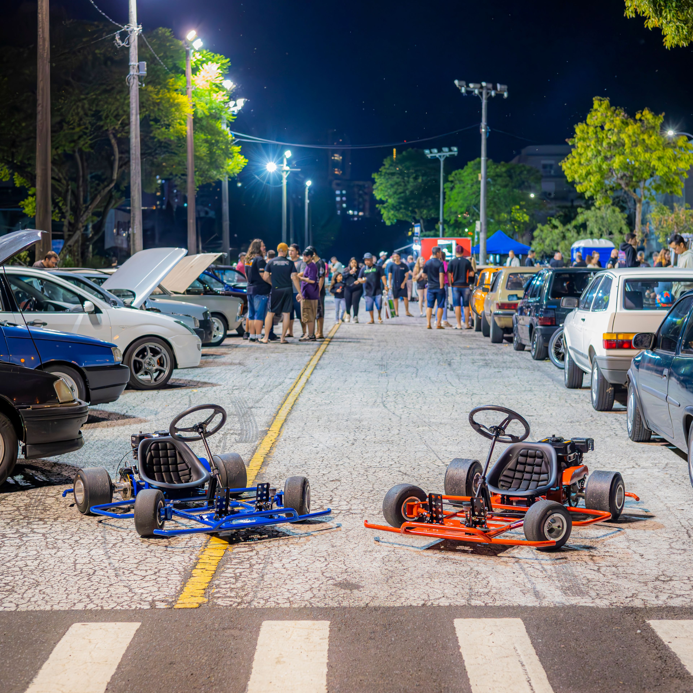 Pai e filho se divertindo em um kart Smart Drift